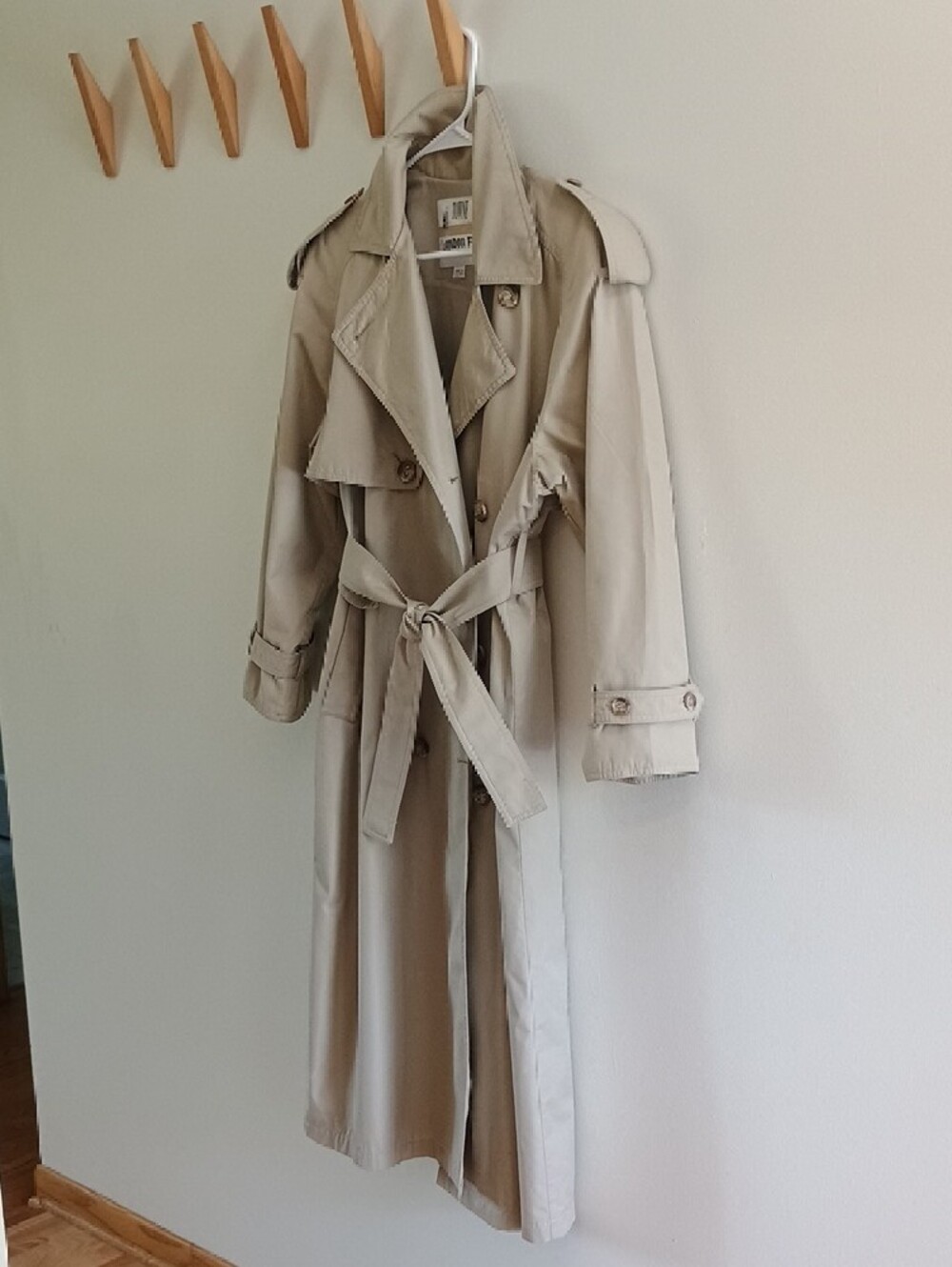 Vintage London Fog Women's Beige Trench Coat - Timeless Double-Breasted Style - Picture 12 of 15